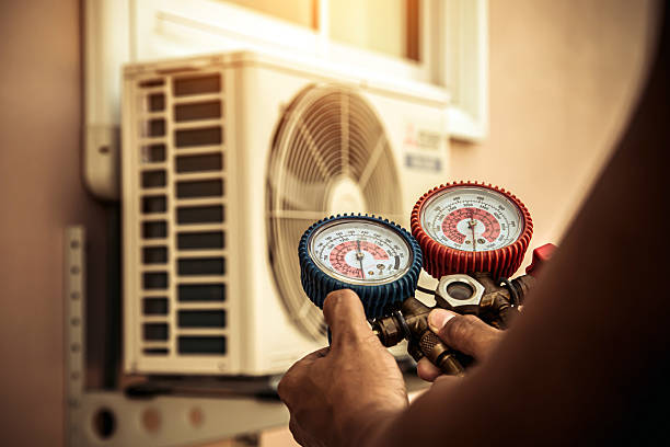 Professional Hvac technician working in Youngstown, OH